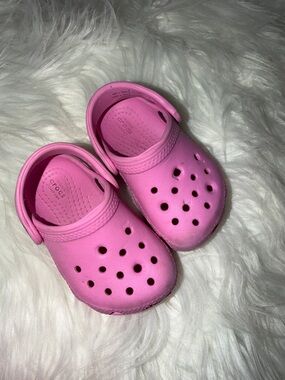 CROCS Kids' Classic Clog in Bright Pink size 5 used